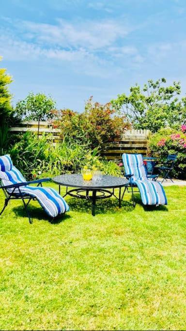 Welcoming Bungalow With Parking And Garden セント・アグネス エクステリア 写真