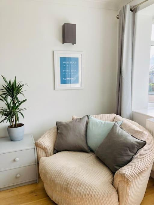 Welcoming Bungalow With Parking And Garden セント・アグネス エクステリア 写真
