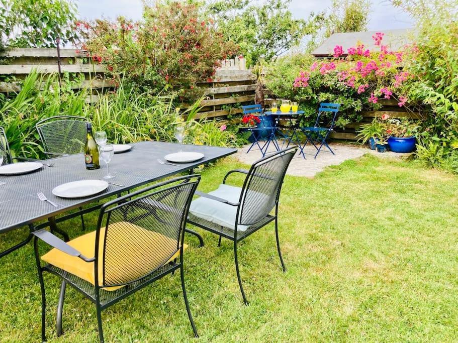 Welcoming Bungalow With Parking And Garden セント・アグネス エクステリア 写真
